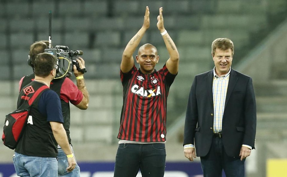 Walter foi apresentado à torcida do Atlético antes do jogo contra o Remo. | Hugo Harada/Gazeta do Povo