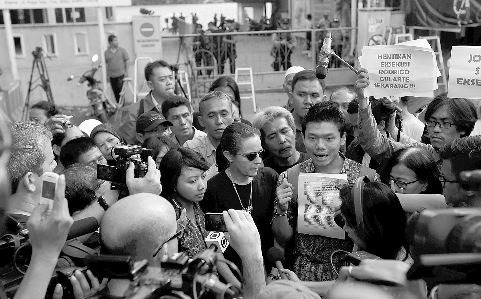 Angelita Muxfeldt (de preto e ao centro), prima de Gularte, foi quem acompanhou os últimos momentos do brasileiro. | Beawiharta/Reuters