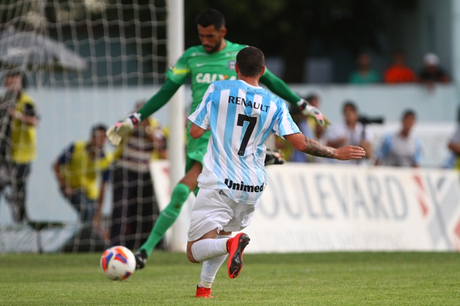 Vaná bate pra frente pressionado por Paulinho, o autor do gol. | Gilberto Abelha/Jornal de Londrina
