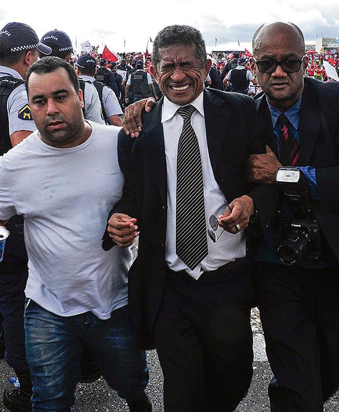 O deputado Vicentinho foi alvo de gás de pimenta. | Zeca Ribeiro/Câmara