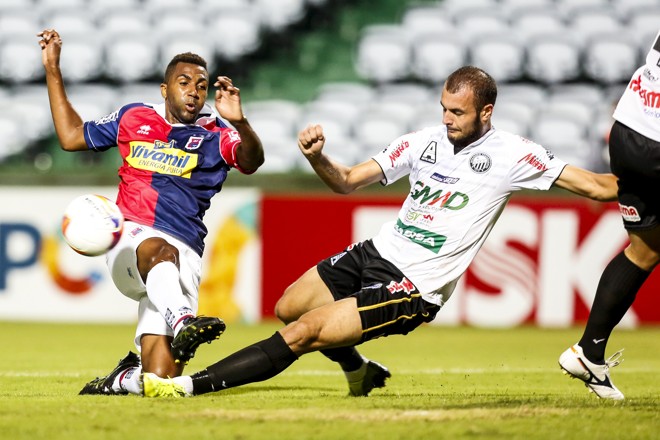 Com a bola rolando, um festival de divididas no gramado do Couto Pereira. | Brunno Covello/Gazeta do Povo