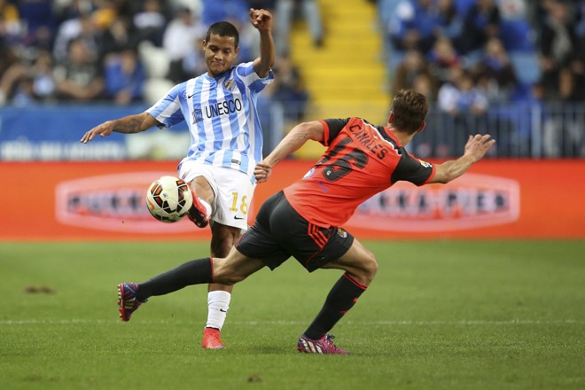 RABO DE ARRAIA: Sergio Canales (à dir.), da Real Sociedad, tenta evitar o avanço do zagueiro Roberto Rosales, do Málaga, pelo Espanhol. | Carlos Diaz/EFE