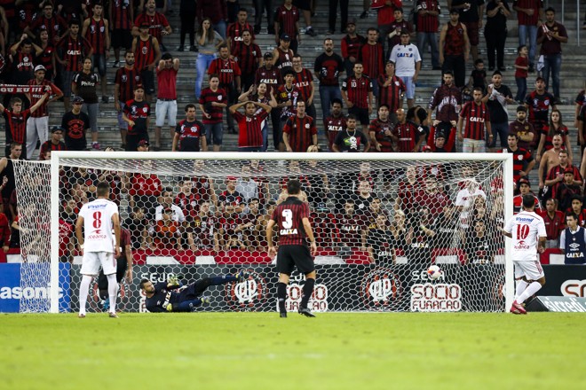 Roger Guerreiro bate a bola em um canto, Weverton vai para o outro: 3 a 0 para o Rio Branco. | Brunno Covello/Gazeta do Povo