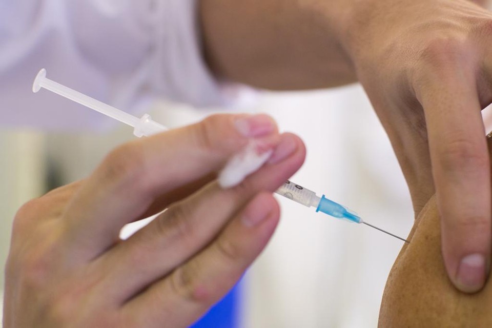 A vacina tetravalente é mais potente que a trivalente porque protege contra mais um tipo do vírus da gripe A. | Brunno Covello/Gazeta do Povo