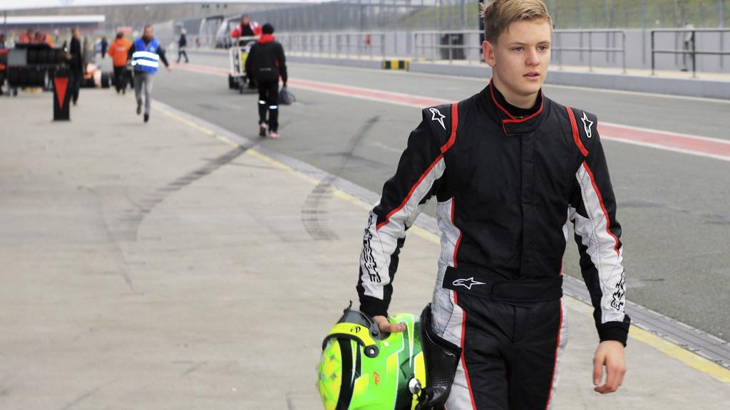 Mick Schumacher caminha pelos boxes em Oscherleben: primeiro teste atraiu atenção da imprensa internacional. | Jens Wolf/EFE