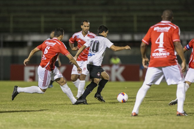 Felipe cercado por três marcadores do Rio Branco. | Marcelo Andrade/Gazeta do Povo