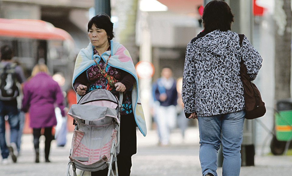 Em Curitiba, as pessoas tiveram de se agasalhar bem para sair à rua nesta terça-feira (7). | Jonathan Campos/Gazeta do Povo