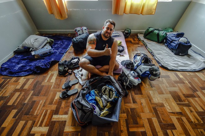 Seleção Brasileira de Futebol Americano fazendo um treinamento intensivo no feriado de Tiradentes na Unicentro em Irati, interior do Paraná. Seleção se prepara para a primeira participação do Brasil na Copa do Mundo de Futebol Americano. jogadores no alojamento improvisado nas salas de aula da Unicentro. | Albari Rosa/gazeta do povo