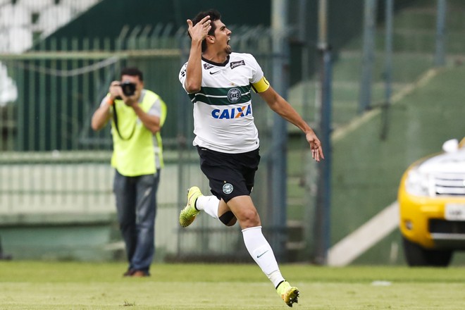 E chamou a torcida para comemorar. | Brunno Covello/Gazeta do Povo
