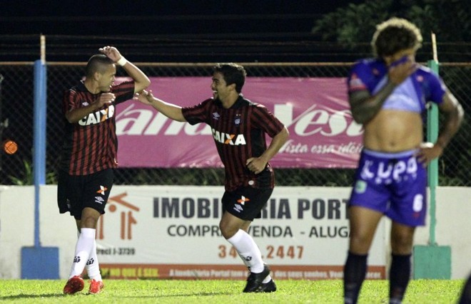 Marcos Guilherme fez o segundo do Rubro-Negro e comemorou com Felipe. | Gazeta do Povo