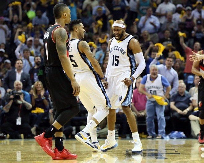 PODE COMEMORAR! O veterano Vince Carter celebra a classificação do Grizzlies para a semifinal. | Nelson Chenault/USA Today Sports