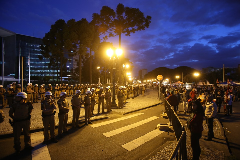 Cordão de isolamento da Polícia Militar continua impedindo a entrada de servidores na Alep. | Daniel Castellano/Gazeta do Povo