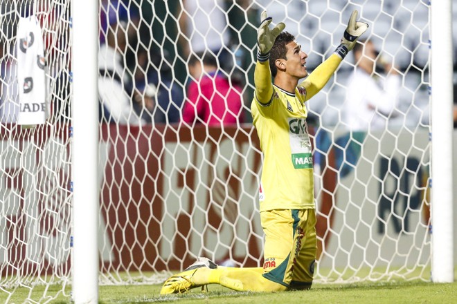 Jhonatan, goleiro do Operário, fez sua parte: não tomou gol e ainda arrumou a expulsão de Rossi. | Brunno Covello/Gazeta do Povo