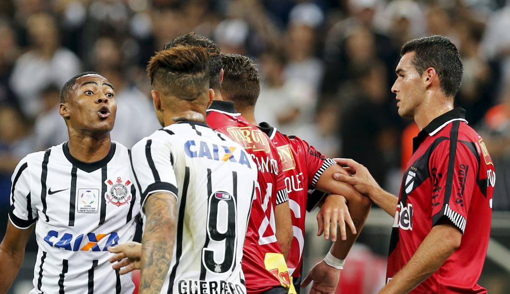 Elias bate boca com Cristian González após ser chamado de macaco pel o jogador do Danubio | PAULO WHITAKER/REUTERS