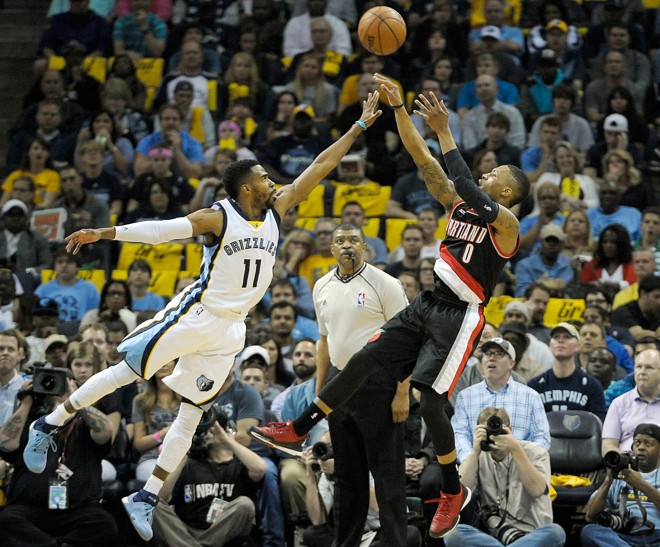 MILÍMETROS! Por pouco Mike Conley, do Memphis Grizzlies, não evita o arremesso de três pontos de Damian Lillard, do Portland Trail-Blazers. Mesmo assim, seu time venceu. | Justin Ford/USA Today Sports
