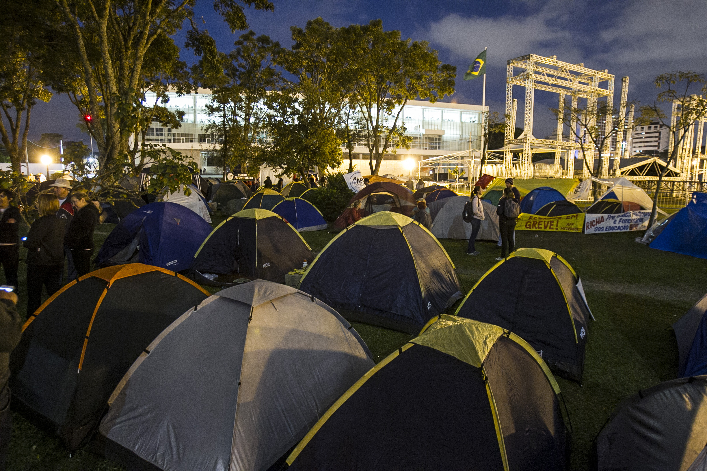 Madrugada tranquila e fria no Centro Cívico. | Daniel Castellano/Gazeta do Povo
