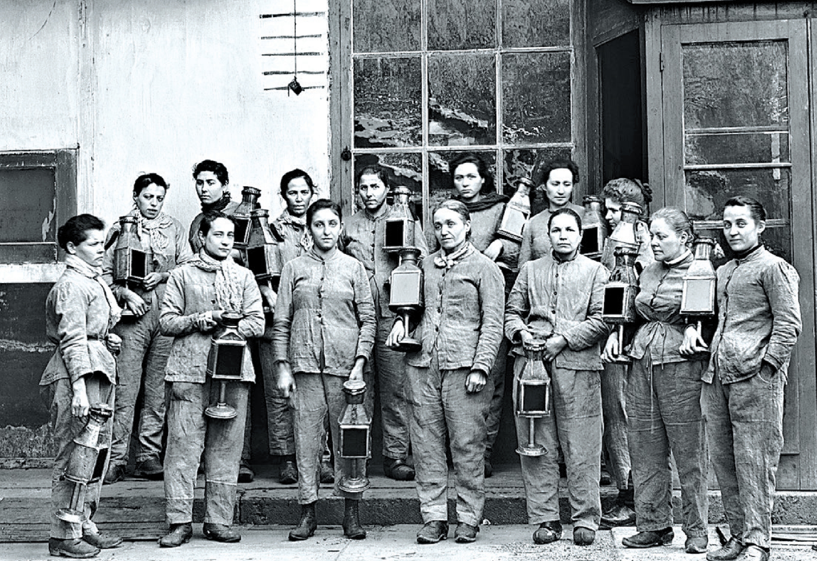 Em 1895 os irmãos Louis e Auguste Lumière patentearam o cinematógrafo. Operários da fábrica Lumière na época | /Instituto Lumière