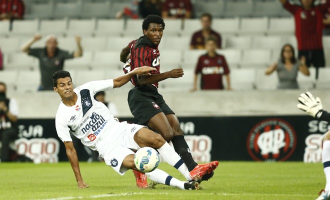 O Atlético começou pressionando e Douglas Coutinho quase marcou o dele. | Hugo Harada/Gazeta do Povo
