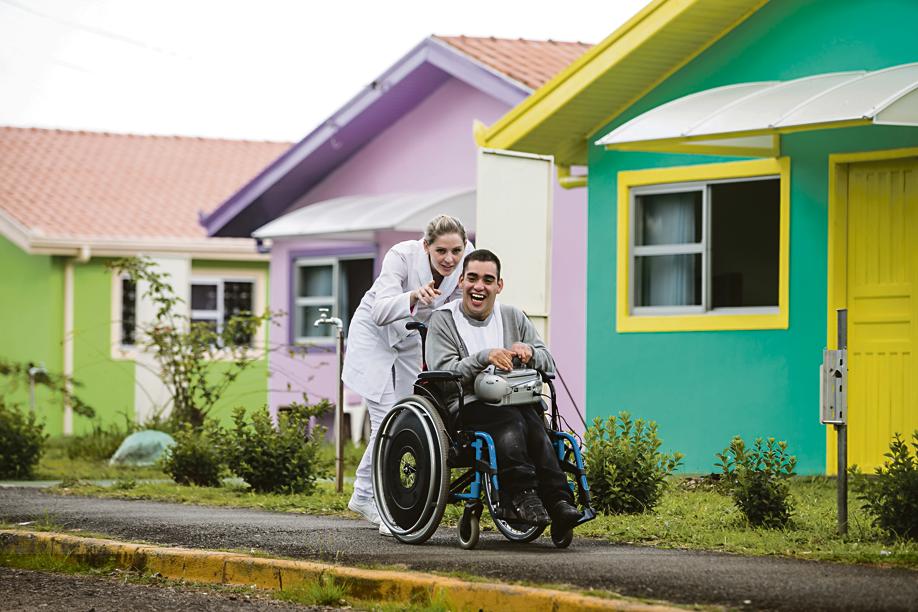 Nos cerca de 15 mil m2 de área construída, o espaço oferece 13 especialidades na área de saúde. | Brunno Covello / Gazeta do Povo