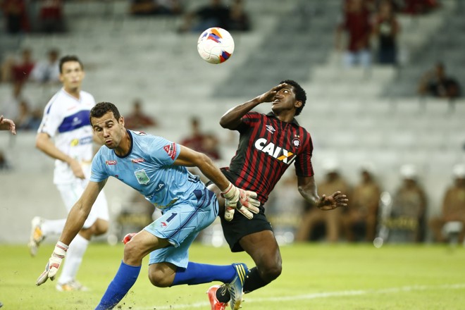 Passa por ele, mas não consegue fazer o que seria um gol de placa. | Hugo Harada/Gazeta do Povo