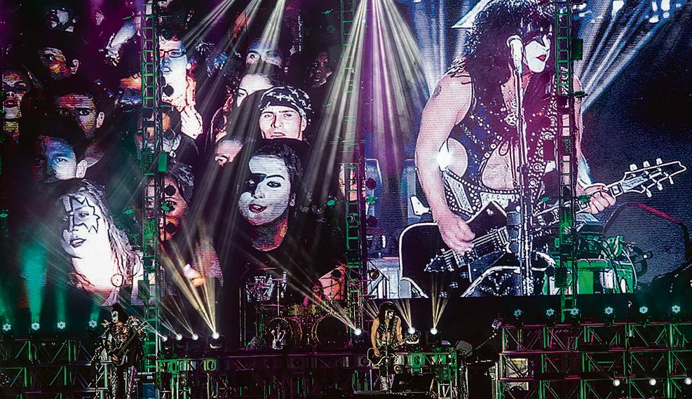 No telão, público e banda lado a lado: apresentação pirotécnica e cinematográfica. | Marcelo Andrade/Gazeta do Povo