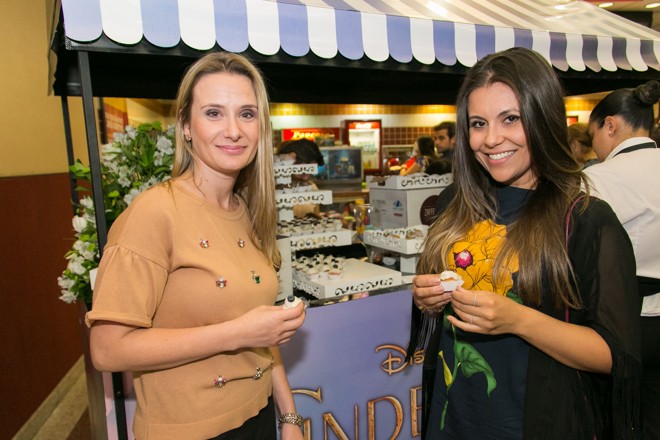A gerente de marketing do Shopping Mueller, Melissa Barbosa (à esq.), recebeu convidados como a blogger Camila Barbosa para a sessão especial do filme Cinderela, na noite de terça-feira, com direito a degustação de mini sonhos assinados pelo jovem chef Eudemar Cavalcanti, do Buffet Zafferano. | Naideron Jr