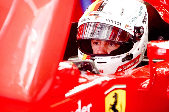 Vettel com um neutro capacete branco, enfeitado pela bandeira da Alemanha e as marcas dos seus patrocinadores. | DIEGO AZUBEL/EFE