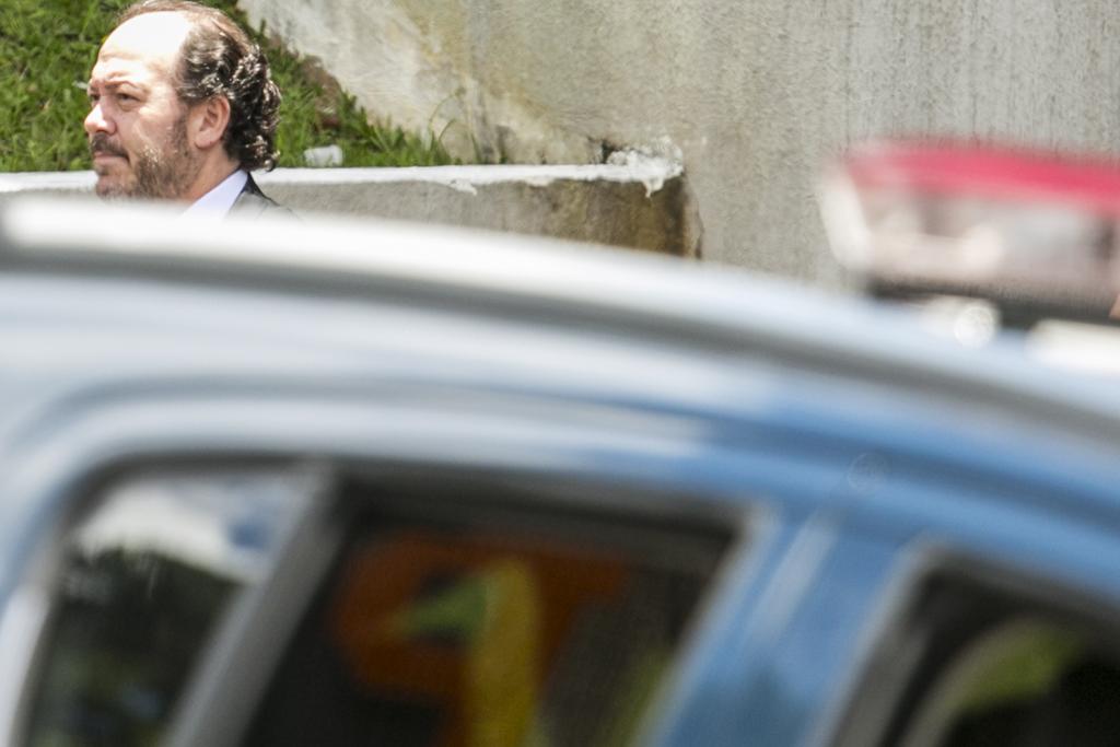 O empresário Eduardo Leite a caminho para prestar depoimento. | Marcelo Andrade/Gazeta do Povo