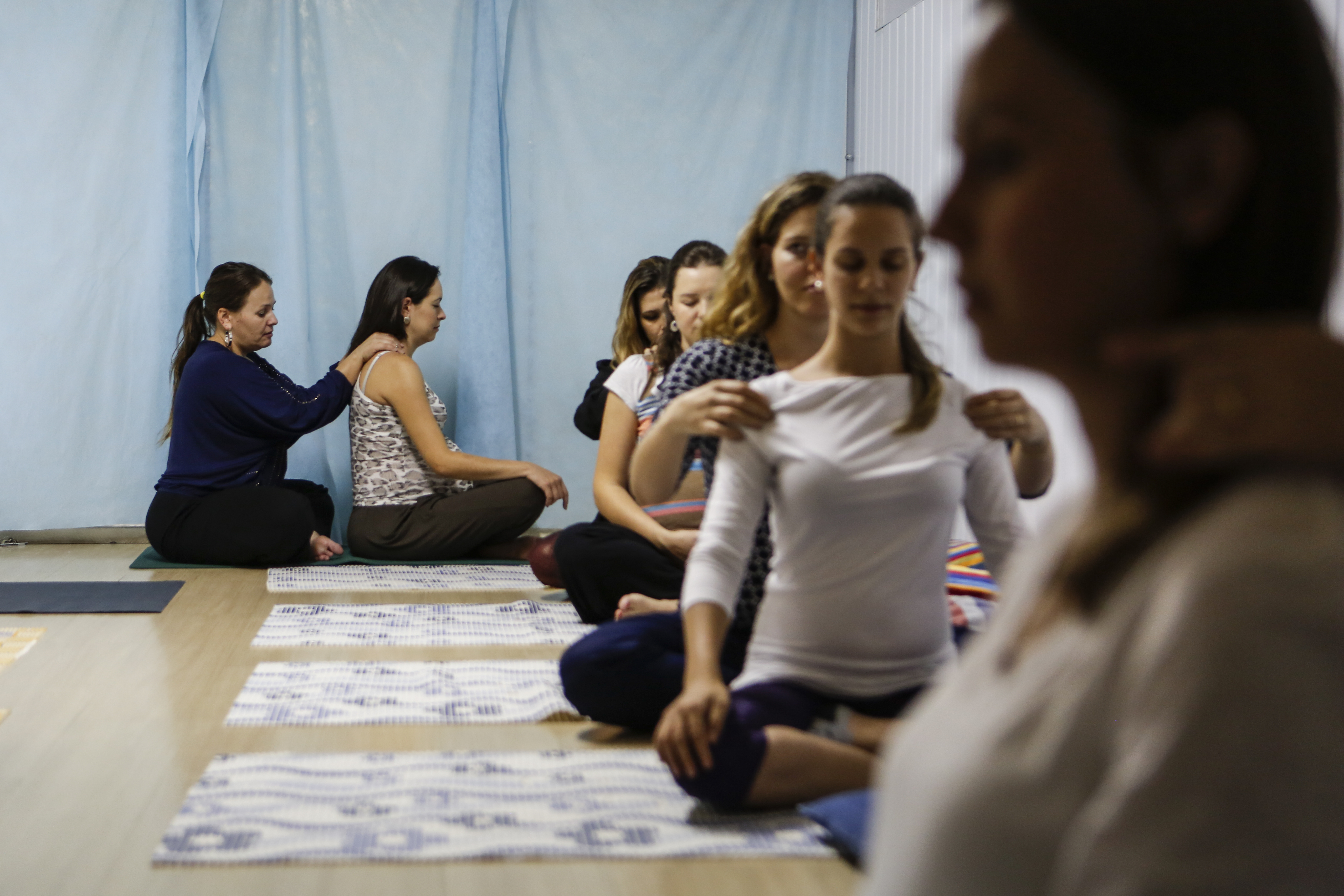 Três vezes por semana, a doula Talia de Souza reúne gestantes para sessões de yoga. | Marcelo Andrade/Gazeta do Povo