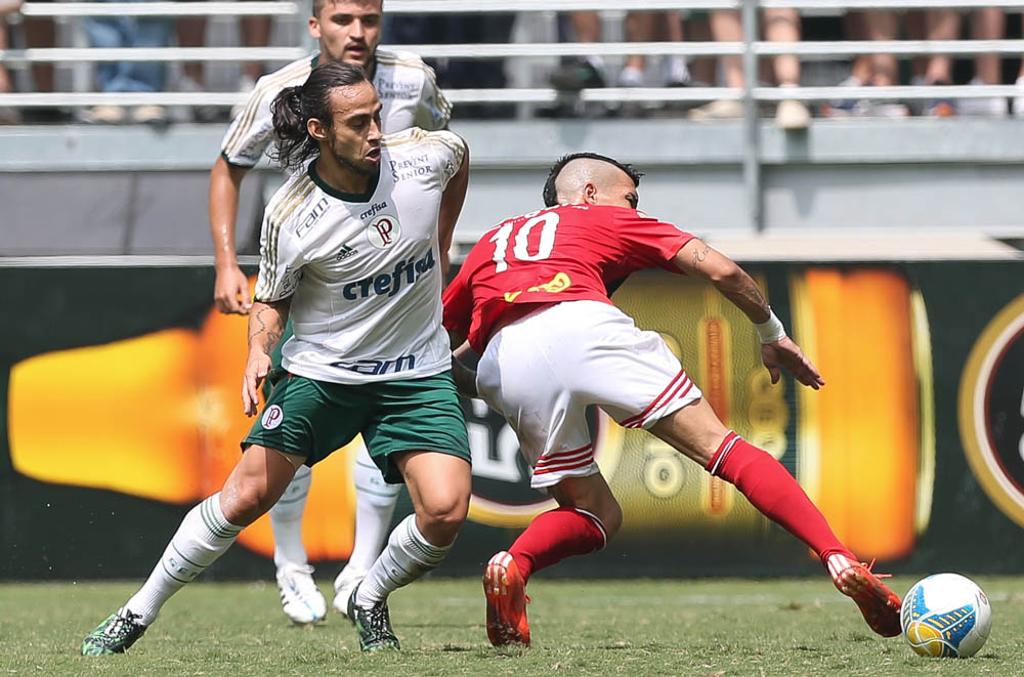 Valdívia, na disputa com Rodrigo Andrade, saiu do banco de reservas para decidir a partida. | Cesar Greco / Divulgação/ Palmeiras