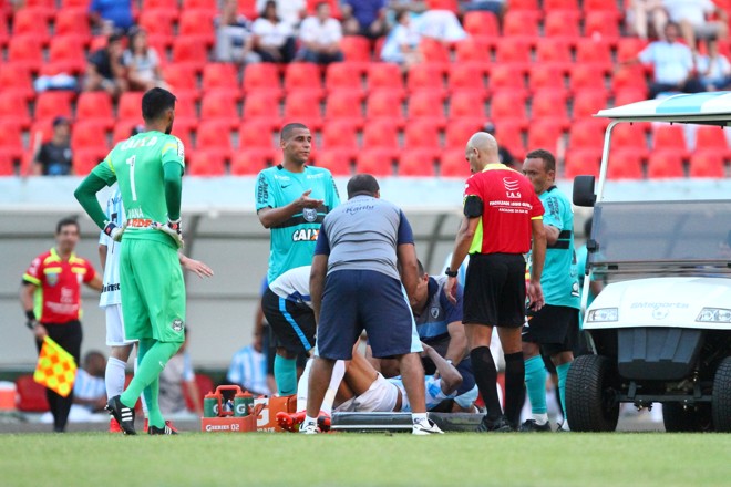 Wellinton reclamou que Neilson estava ganhando tempo. | Gilberto Abelha/Jornal de Londrina