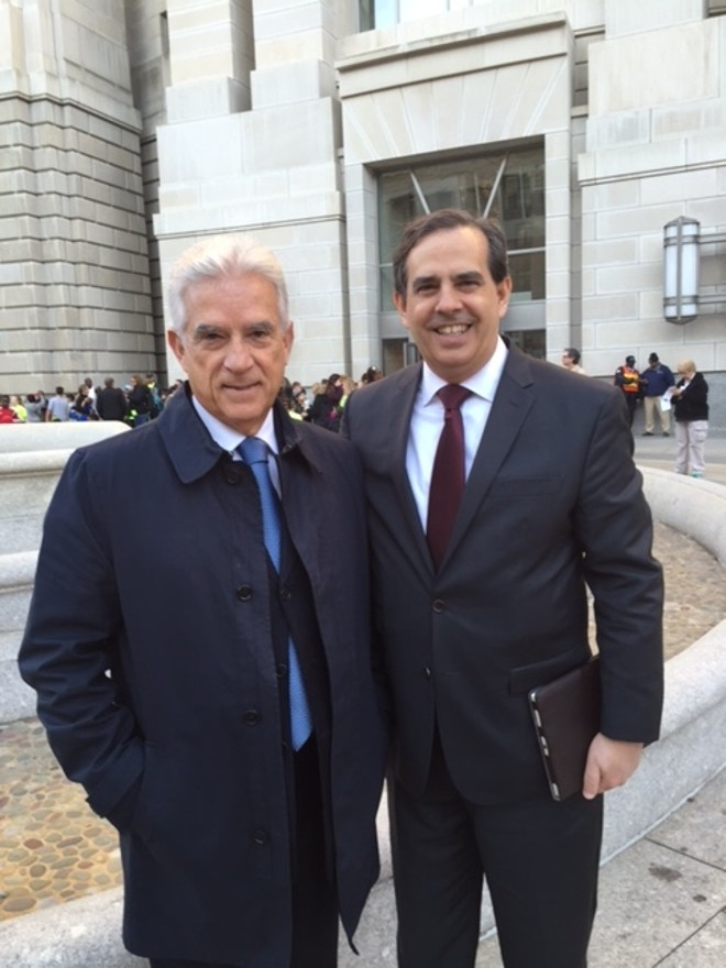 O líder do PPS na Câmara Federal, Rubens Bueno (esq.), com o professor Eliseu de Oliveira, PhD da Universidade Georgetown, que é de Curitiba, mas com raízes em Sertanópolis, cidade natal de Bueno. O encontro foi no seminário Ciência, Saúde e Inovação realizado recentemente em Washington | Divulgação