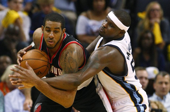 DÁ A BOLA AQUI! Zach Randolph tenta roubar a bola de LaMarcus Aldridge. | MIKE BROWN/EFE