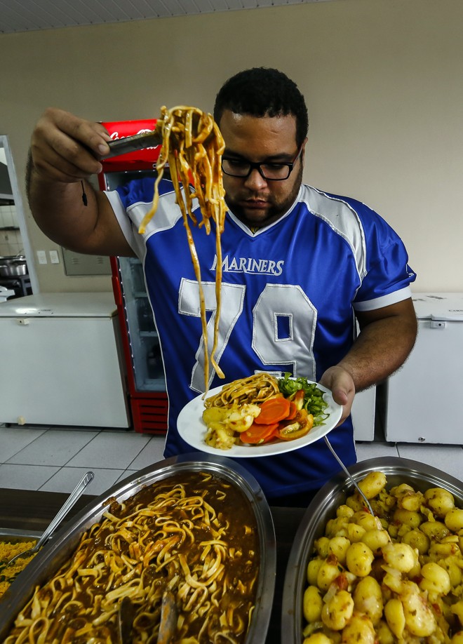 Seleção Brasileira de Futebol Americano fazendo um treinamento intensivo no feriado de Tiradentes na Unicentro em Irati, interior do Paraná. Seleção se prepara para a primeira participação do Brasil na Copa do Mundo de Futebol Americano. atletas almoçando no restaurante da Unicentro. | Albari Rosa/gazeta do povo
