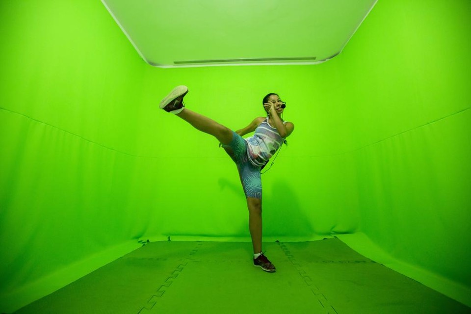 Sala é revestida de um fundo verde e “transformada” digitalmente em um salão de ginástica | Brunno Covello/Gazeta do Povo