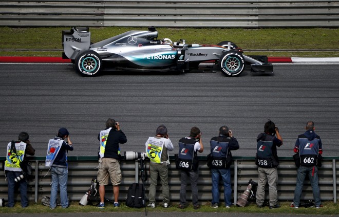 Todas as lentes atentas a Hamilton. | CARLOS BARRIA/REUTERS