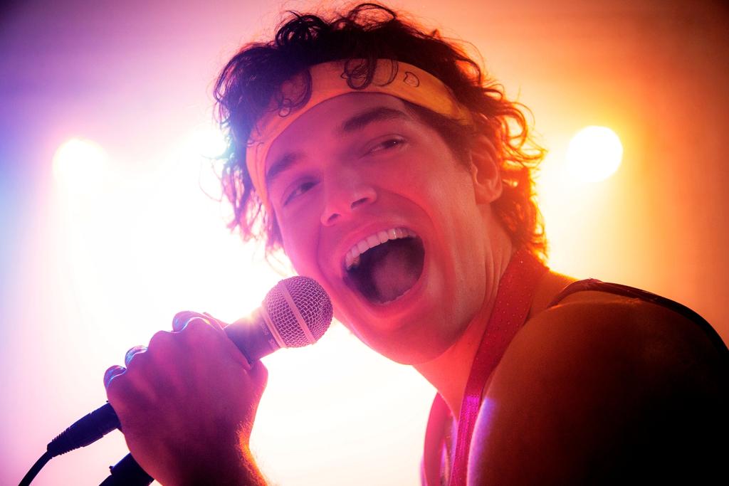 O ator Emílio Dantas dá voz às canções dos anos 80 de Cazuza. | Leo Aversa/Divulgação