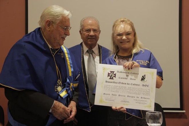 Na posse da nova diretoria da Academia de Cultura de Curitiba, João Darcy Ruggeri passa a presidência para Maria Inês Borges da Silveira, tendo entre eles o ex-ministro Luiz Carlos Borges da Silveira, igualmente acadêmico. | Matheus Gasparin