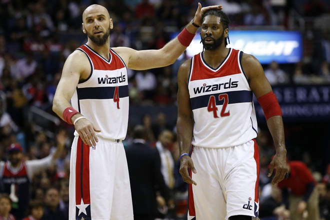 UM CARINHO ÀS VEZES CAI BEM! Marcin Gortat deu aquele carinho especial em Nenê, depois que o brasileiro do Washington Wizards conseguiu uma falta. | Geoff Burke/USA Today Sports
