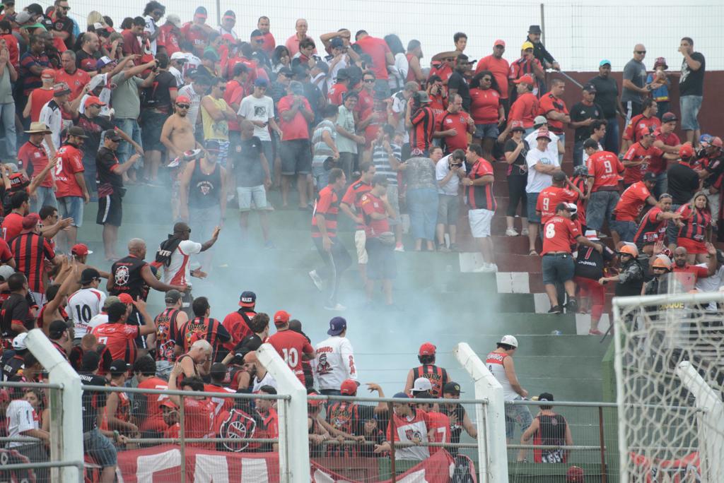 Policiais militares dispersam torcedores do Brasil de Pelotas com gás de pimenta e bombas de efeito moral no estádio Aldo Dapuzzo, em Rio Grande. | Flávio Neves/Folhapress