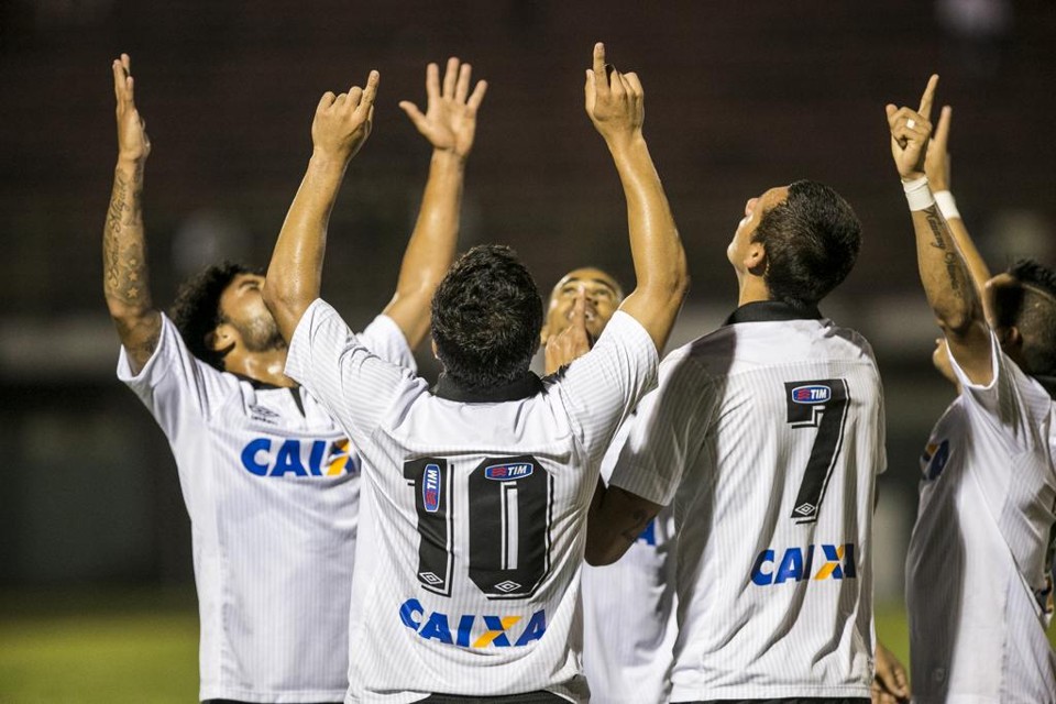 Jogadores do Atlético comemoram o gol de empate contra o Rio Branco. Satisfação com o resultado deixou a torcida indignada. | Marcelo Andrade/Gazeta do Povo