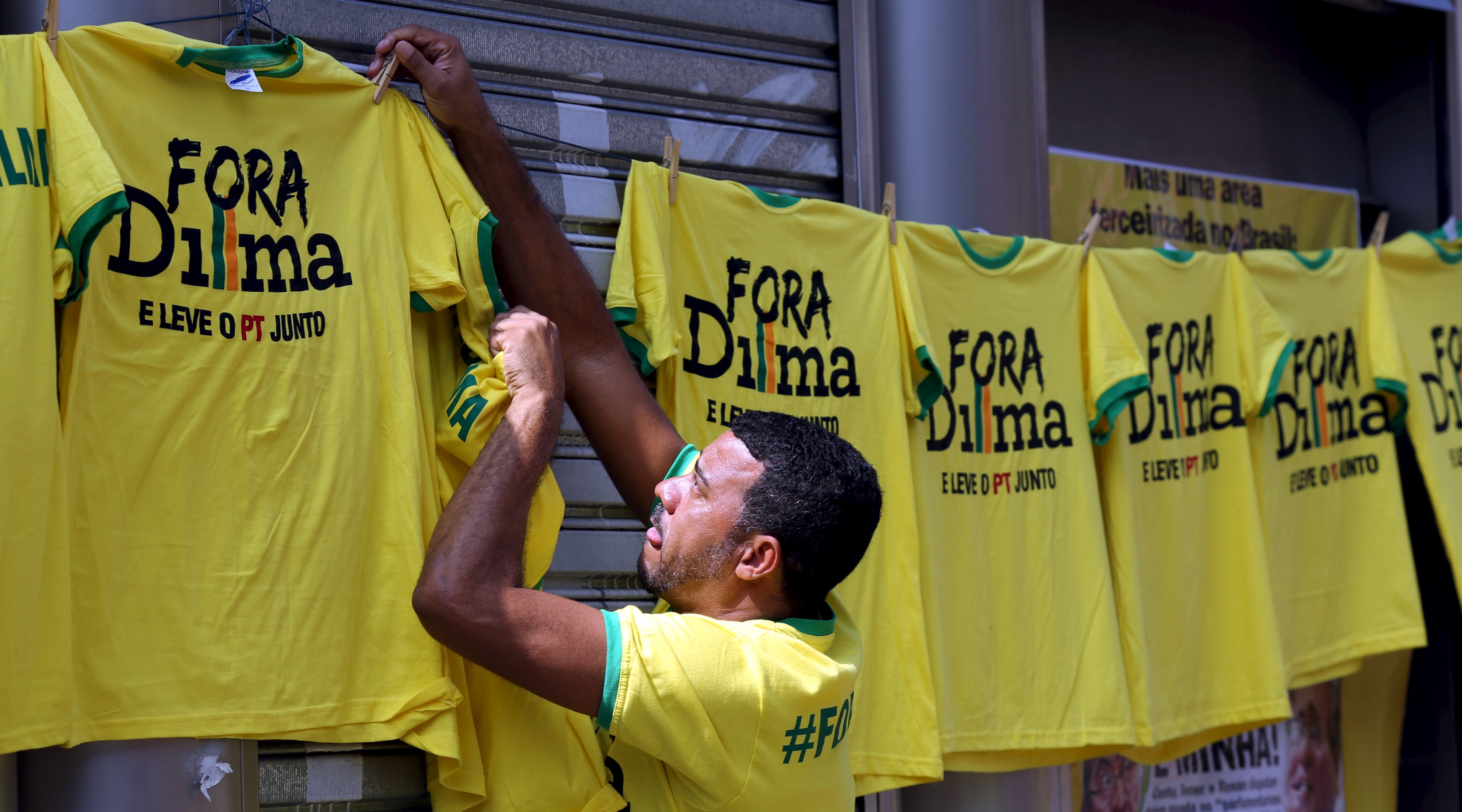 Ambulante monta uma “lojinha” em São Paulo para tentar faturar com os protestos: união entre manifestantes e a oposição. | PAULO WHITAKER/REUTERS