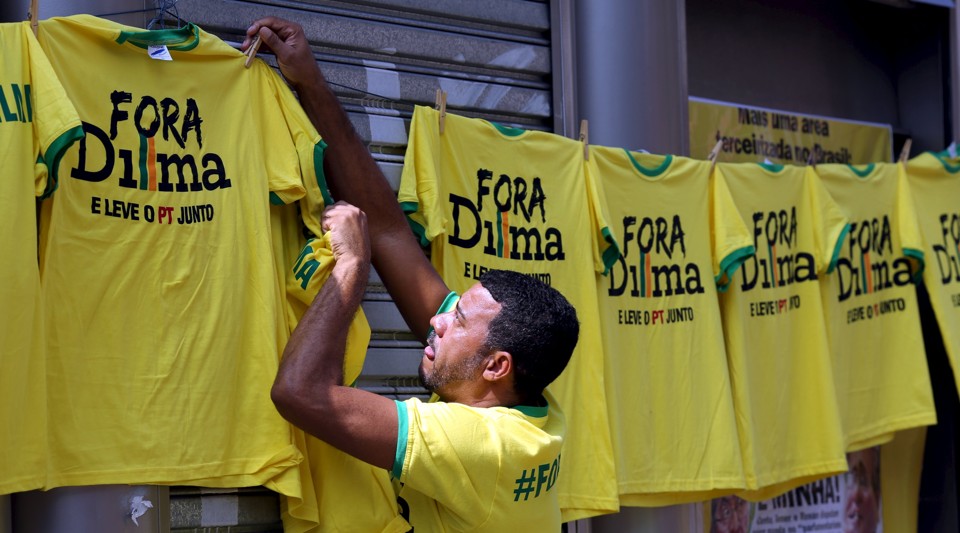 Ambulante monta uma “lojinha” em São Paulo para tentar faturar com os protestos: união entre manifestantes e a oposição. | PAULO WHITAKER/REUTERS