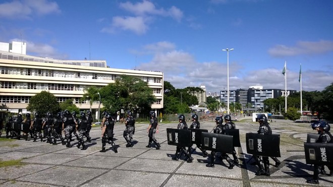 Tropas de policiamento especial cercam a Assembleia Legislativa. | Aniele Nascimento