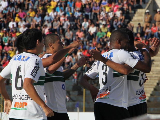 Jogadores cumprimentam Alan Santos pelo gol. | Divulgação/ Coritiba