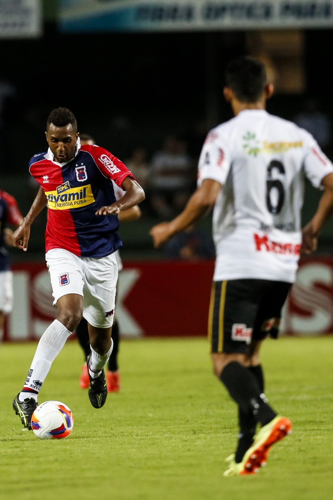Luiz Felipe sai para o jogo. Jhonatan Silva já arma o bote. | Brunno Covello/Gazeta do Povo