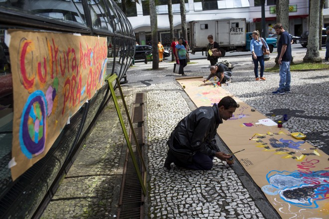 População é convidada a pintar cartazes junto com os manifestantes. | Brunno Covello/Gazeta do Povo