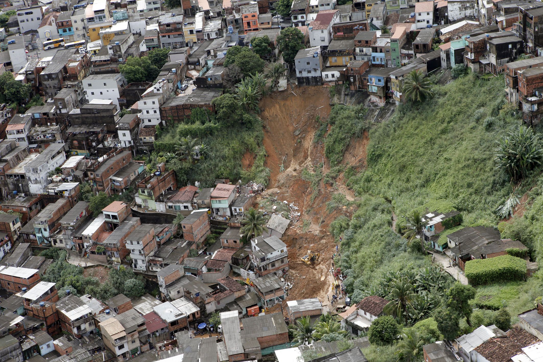 Sobrevoo mostra destruição nos bairros próximos à Avenida San Martin, em Salvador: deslizamentos mataram 15 pessoas. | Manu Dias/Governo da Bahia