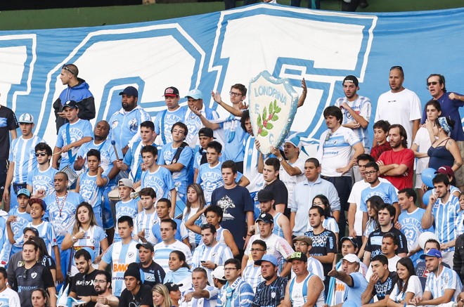 A torcida do Londrina compareceu em bom número ao Couto Pereira. | Brunno Covello/Gazeta do Povo