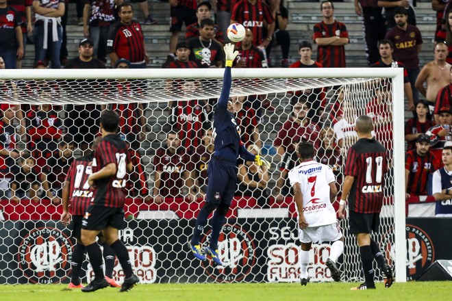 Weverton teve muito trabalho para evitar um desastre maior no primeiro tempo. | Brunno Covello/Gazeta do Povo